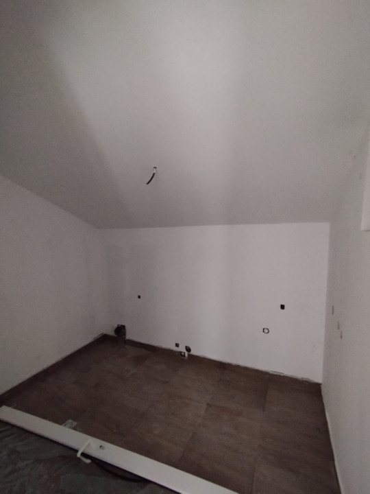 SE VINDE CASA IN CALUGARENI 5 camere, teren 600mp