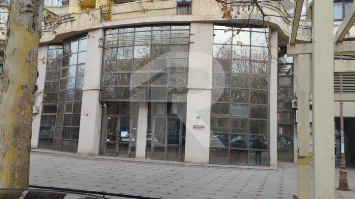 Vând Spațiu pe bd. Unirii stradal, spatiu pretabil club, bar sau clinica