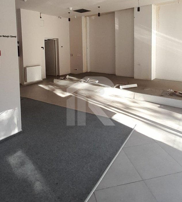 Vând Spațiu pe bd. Unirii stradal, spatiu pretabil club, bar sau clinica