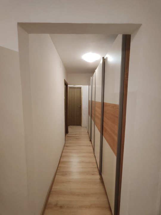 Apartament 4 camere, 2 bai. Blocul este din 1986 parter strada Soldat Croitoru V