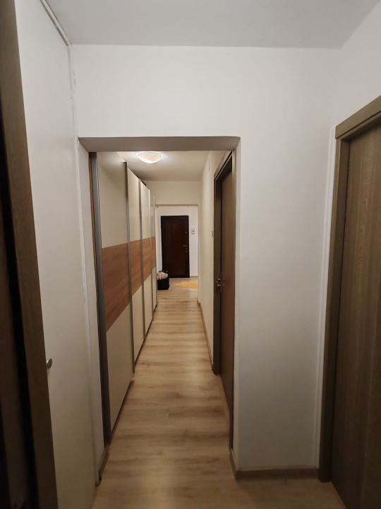 Apartament 4 camere, 2 bai. Blocul este din 1986 parter strada Soldat Croitoru V