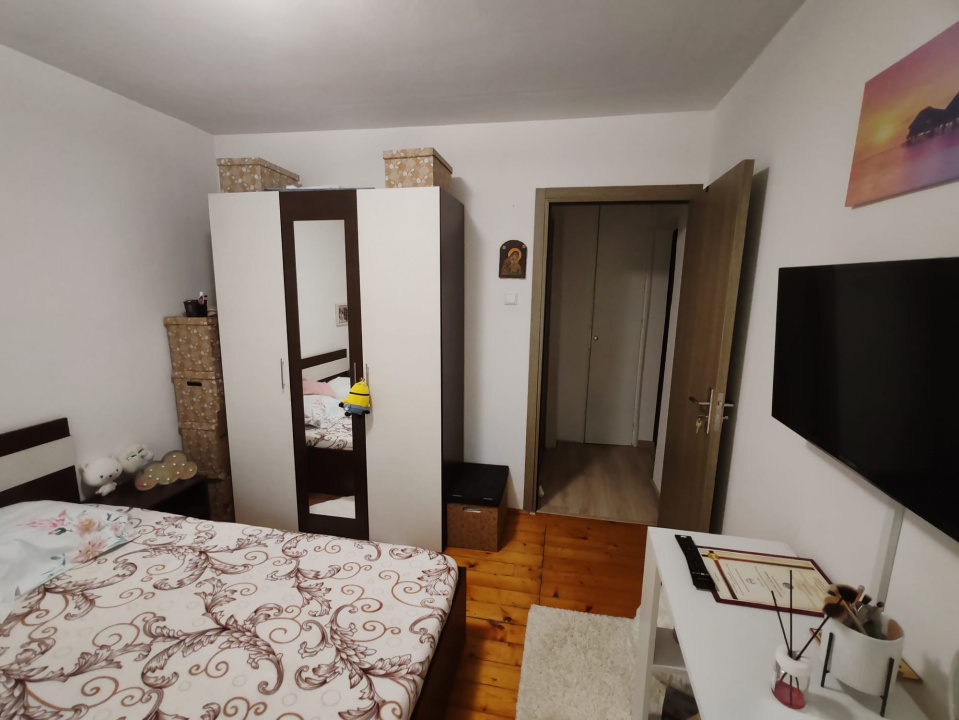 Apartament 4 camere, 2 bai. Blocul este din 1986 parter strada Soldat Croitoru V