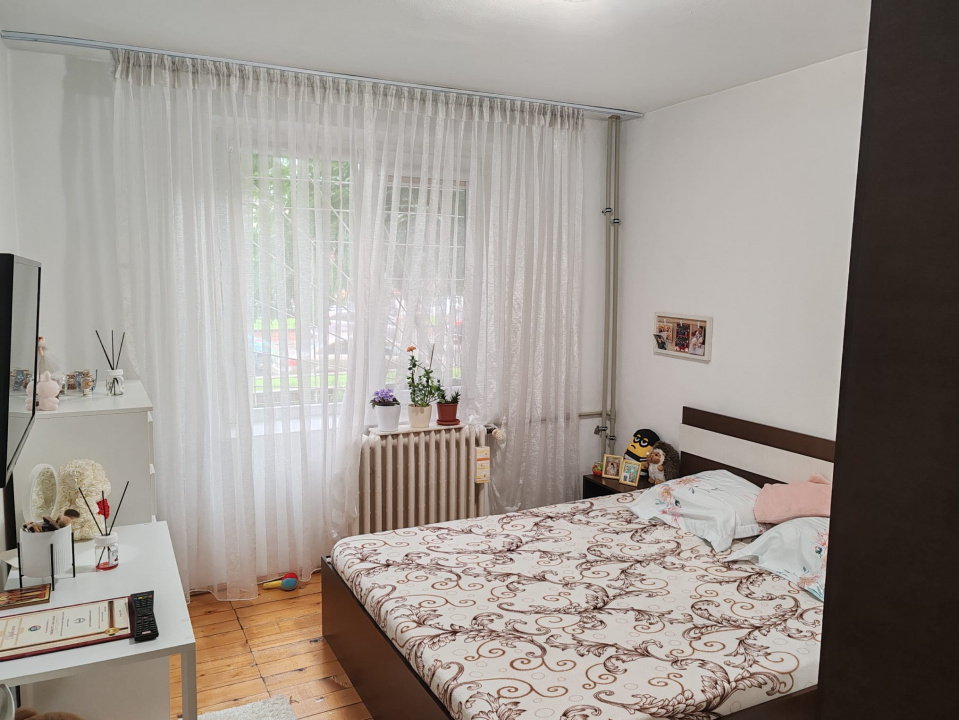 Apartament 4 camere, 2 bai. Blocul este din 1986 parter strada Soldat Croitoru V