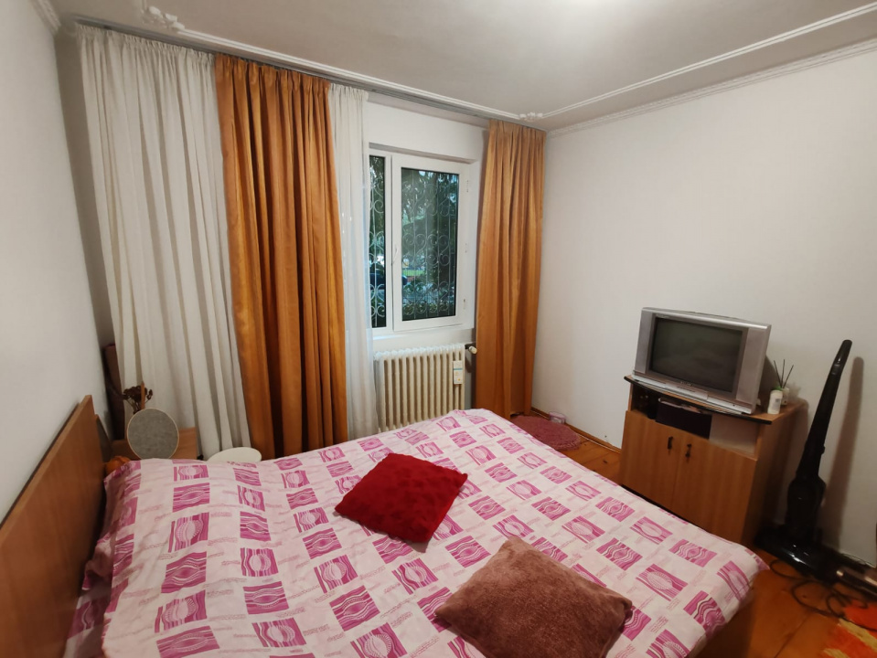 Apartament 4 camere, 2 bai. Blocul este din 1986 parter strada Soldat Croitoru V