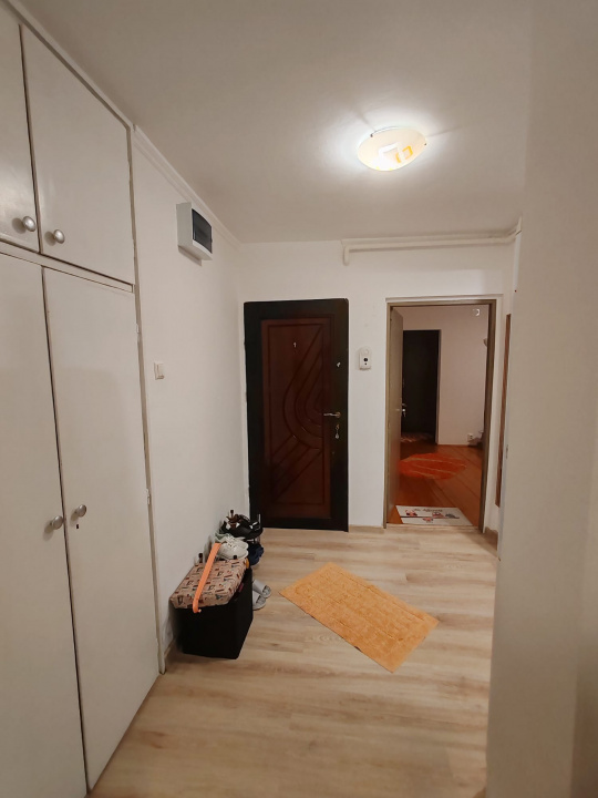 Apartament 4 camere, 2 bai. Blocul este din 1986 parter strada Soldat Croitoru V