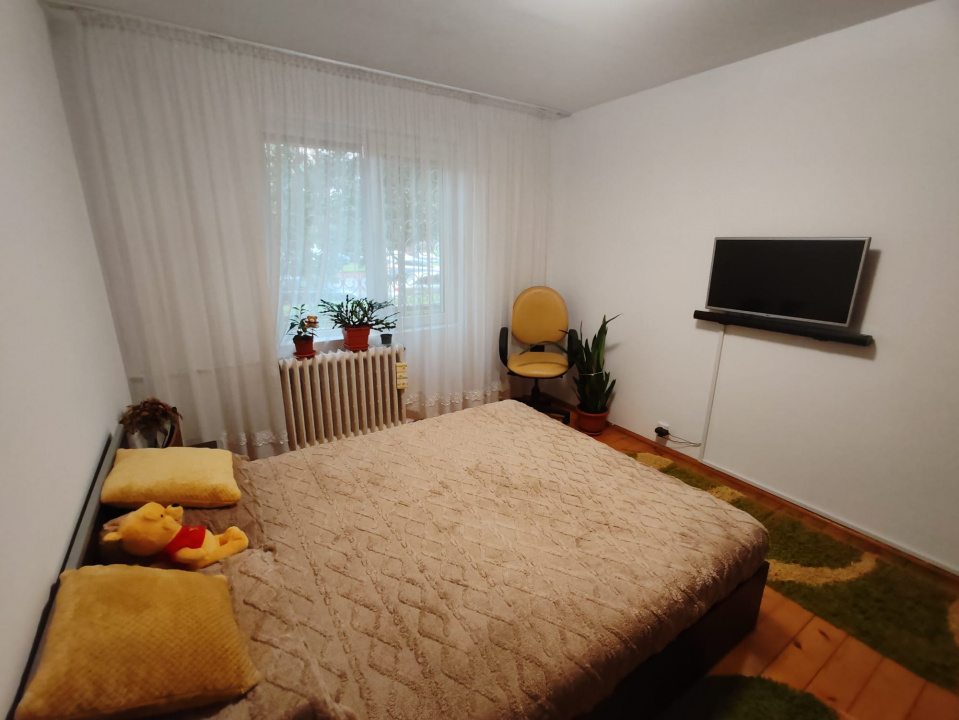 Apartament 4 camere, 2 bai. Blocul este din 1986 parter strada Soldat Croitoru V