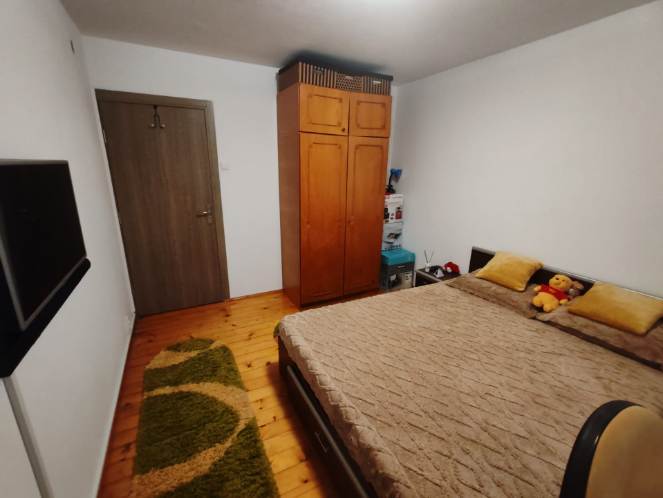 Apartament 4 camere, 2 bai. Blocul este din 1986 parter strada Soldat Croitoru V