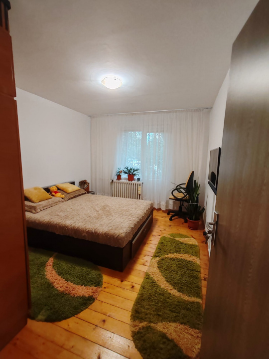 Apartament 4 camere, 2 bai. Blocul este din 1986 parter strada Soldat Croitoru V