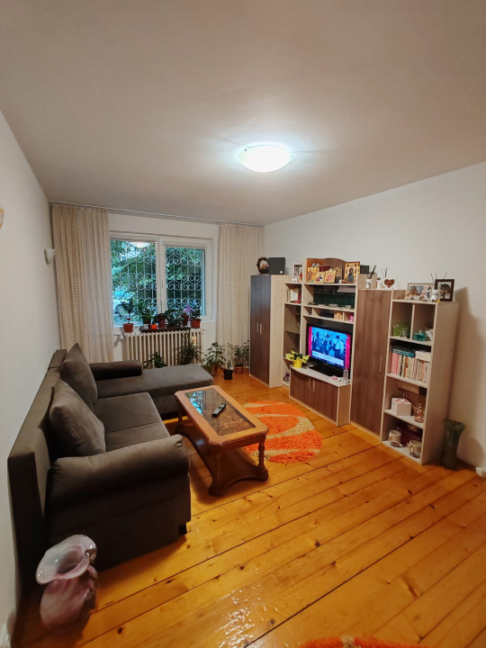Apartament 4 camere, 2 bai. Blocul este din 1986 parter strada Soldat Croitoru V
