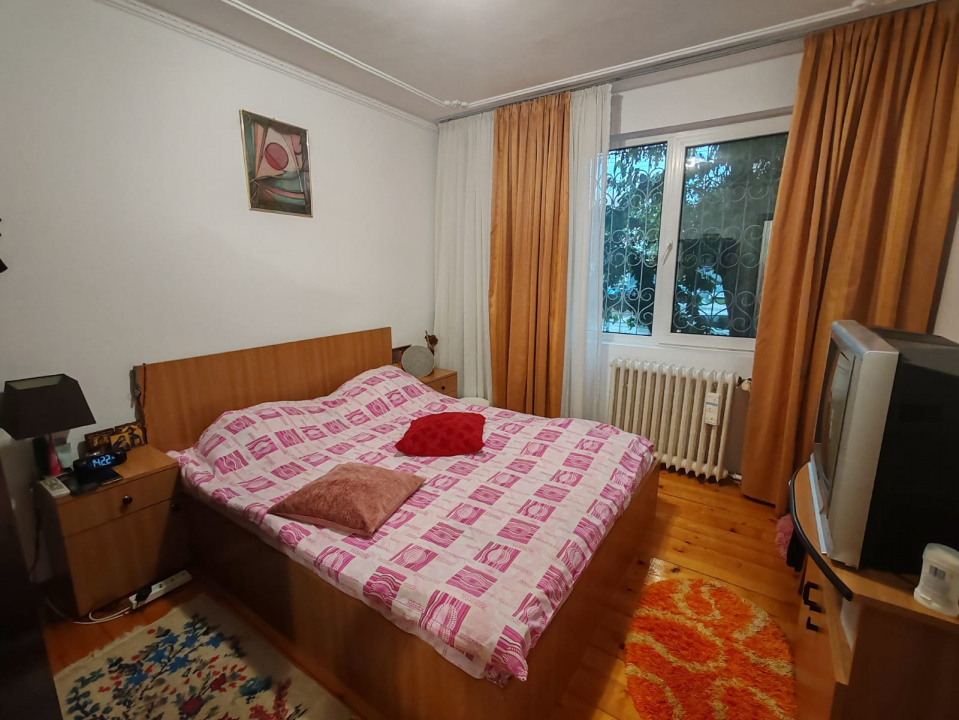Apartament 4 camere, 2 bai. Blocul este din 1986 parter strada Soldat Croitoru V