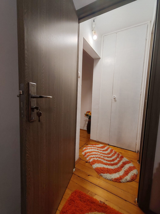 Apartament 4 camere, 2 bai. Blocul este din 1986 parter strada Soldat Croitoru V