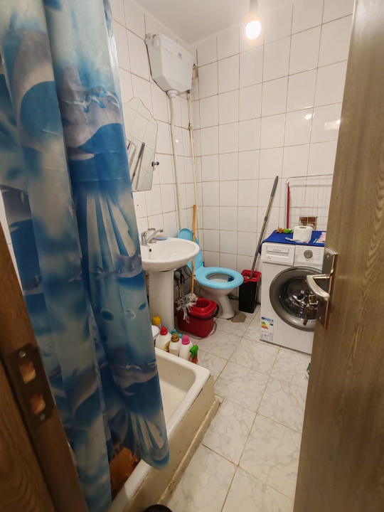Apartament 4 camere, 2 bai. Blocul este din 1986 parter strada Soldat Croitoru V