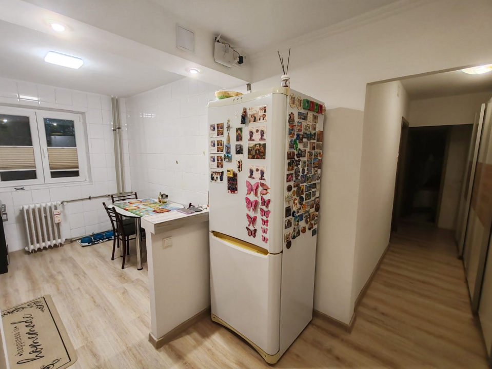 Apartament 4 camere, 2 bai. Blocul este din 1986 parter strada Soldat Croitoru V