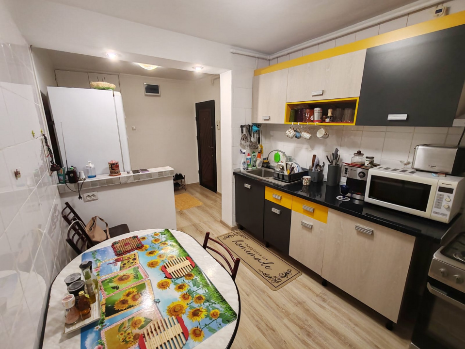 Apartament 4 camere, 2 bai. Blocul este din 1986 parter strada Soldat Croitoru V