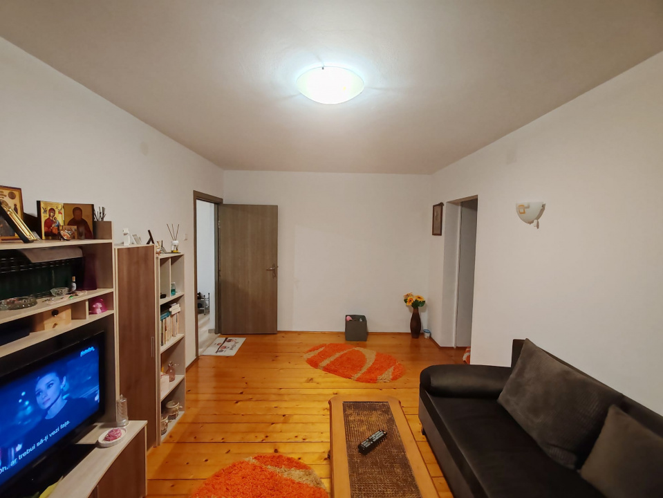 Apartament 4 camere, 2 bai. Blocul este din 1986 parter strada Soldat Croitoru V