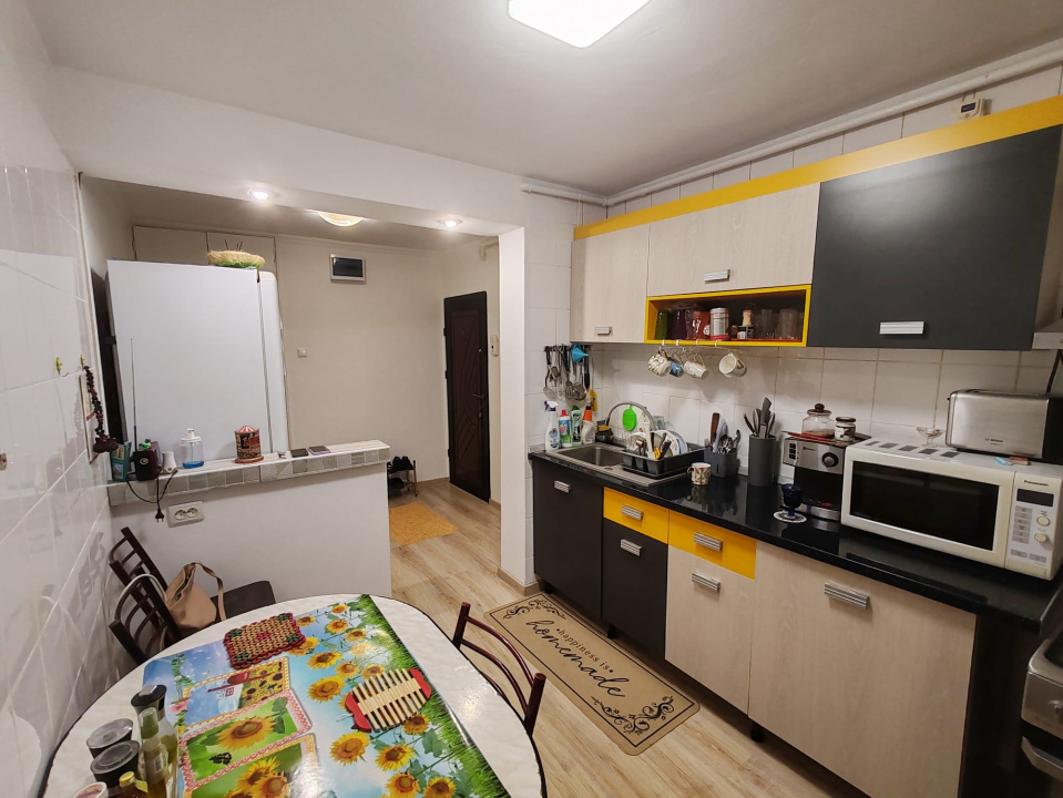 Apartament 4 camere, 2 bai. Blocul este din 1986 parter strada Soldat Croitoru V