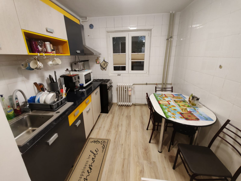 Apartament 4 camere, 2 bai. Blocul este din 1986 parter strada Soldat Croitoru V