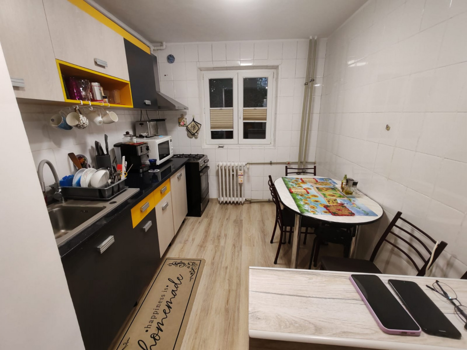 Apartament 4 camere, 2 bai. Blocul este din 1986 parter strada Soldat Croitoru V