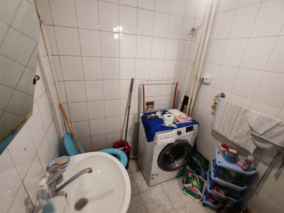 Apartament 4 camere, 2 bai. Blocul este din 1986 parter strada Soldat Croitoru V