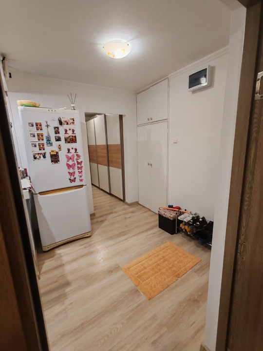 Apartament 4 camere, 2 bai. Blocul este din 1986 parter strada Soldat Croitoru V