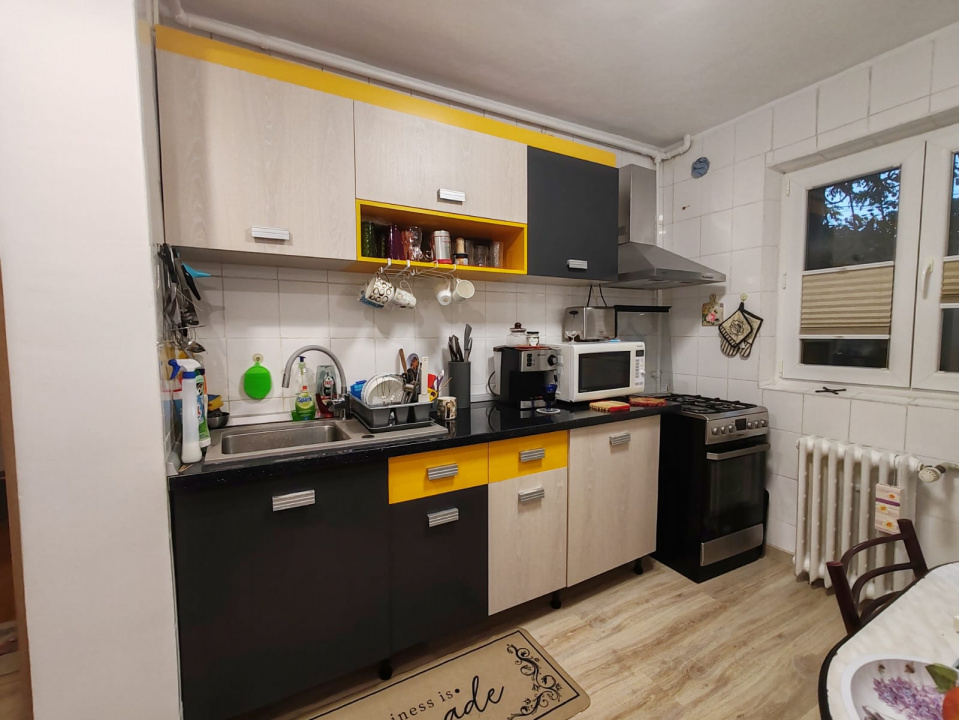 Apartament 4 camere, 2 bai. Blocul este din 1986 parter strada Soldat Croitoru V