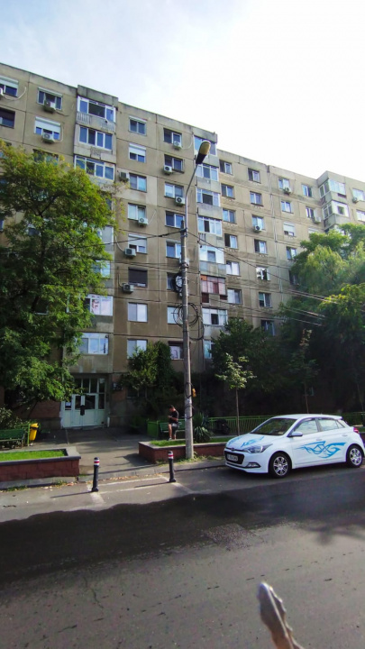 Apartament 4 camere, 2 bai. Blocul este din 1986 parter strada Soldat Croitoru V