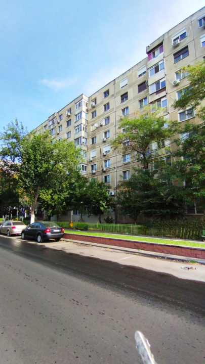 Apartament 4 camere, 2 bai. Blocul este din 1986 parter strada Soldat Croitoru V