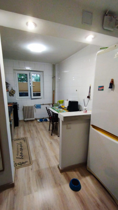 Apartament 4 camere, 2 bai. Blocul este din 1986 parter strada Soldat Croitoru V