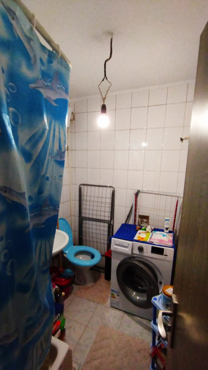 Apartament 4 camere, 2 bai. Blocul este din 1986 parter strada Soldat Croitoru V