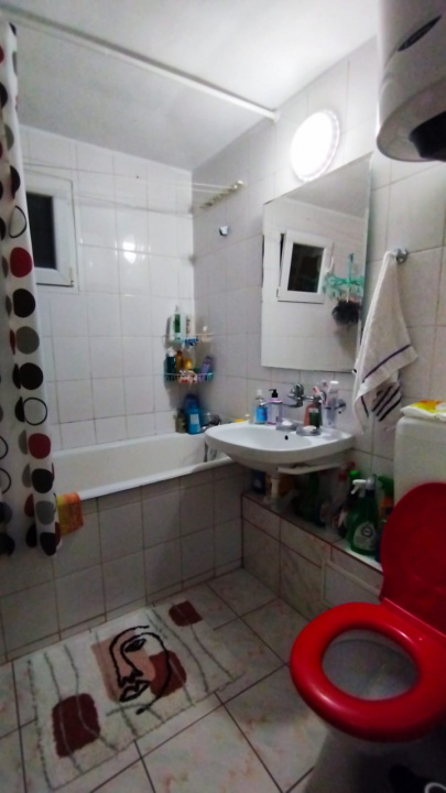 Apartament 4 camere, 2 bai. Blocul este din 1986 parter strada Soldat Croitoru V