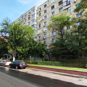 Apartament 4 camere, 2 bai. Blocul este din 1986 parter strada Soldat Croitoru V