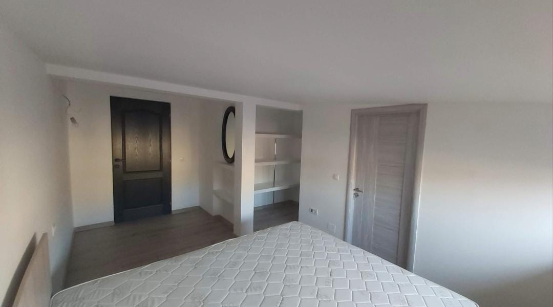 Închiriez camere cu baie proprie – zonă centrală, Moșilor