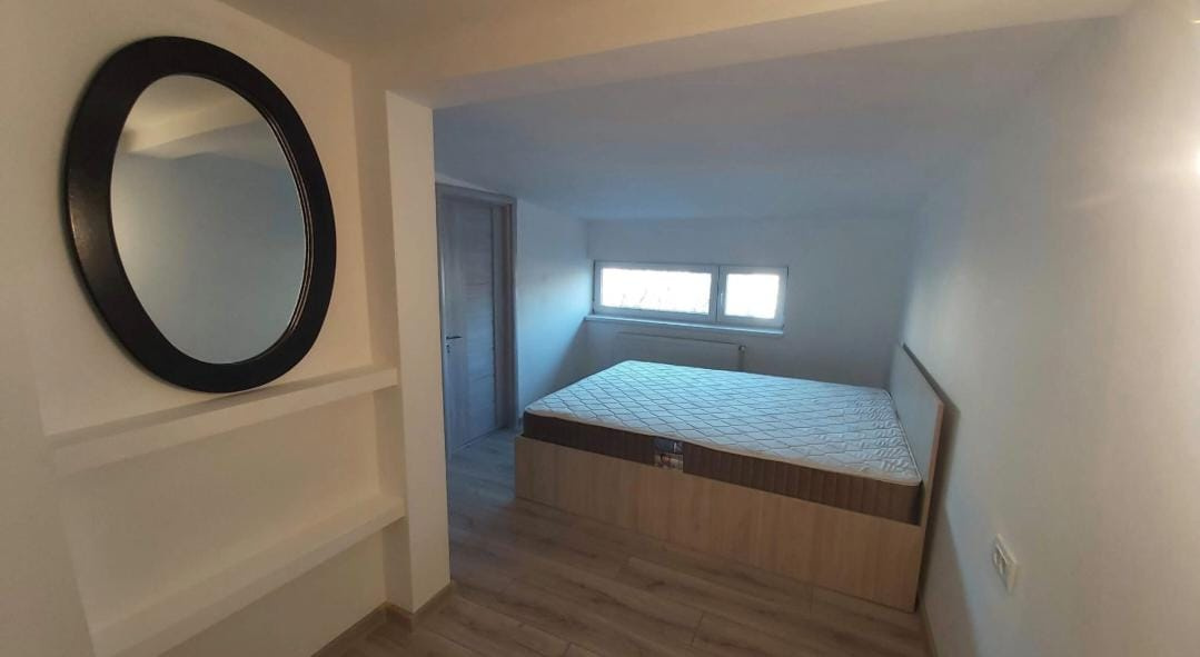 Închiriez camere cu baie proprie – zonă centrală, Moșilor