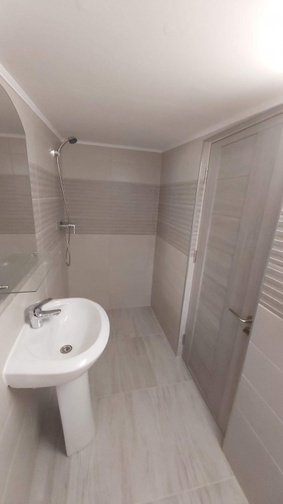 Închiriez camere cu baie proprie – zonă centrală, Moșilor