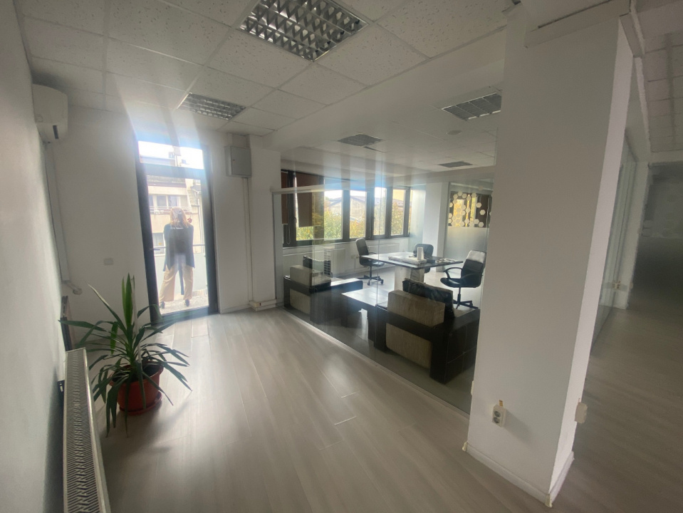 Vă propunem spre vânzare o clădire de birouri situată în Cotroceni