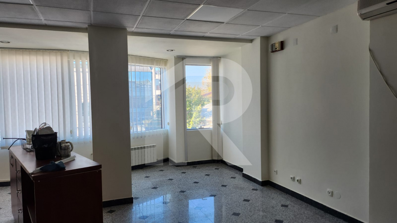 Spațiu premium birouri sau clinică, 2 corpuri, 12 parcări, lift, terasă - 7500 E