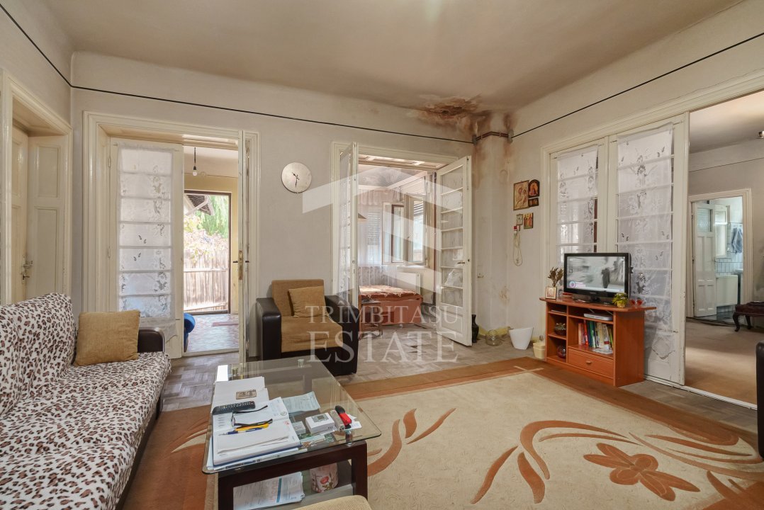 Ferdinand spate Liceul Hasdeu casa interbelica singur curte